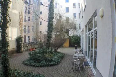 Ein Garten an der Unterkunft Nu Wave Hotel Berlin - Digital Check-In