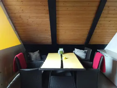 Ein Sitzbereich in der Unterkunft Eulennest Oranienburg