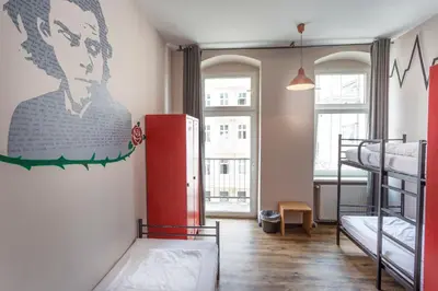 Ein Bett oder Betten in einem Zimmer der Unterkunft Sunflower Hostel Berlin