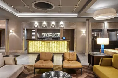 Ein Sitzbereich in der Unterkunft TITANIC Comfort Mitte