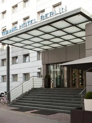 Eine Fassade oder ein Eingang zu TITANIC Comfort Mitte