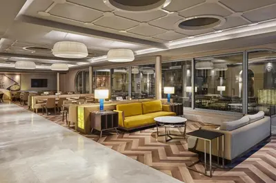 Ein Sitzbereich in der Unterkunft TITANIC Comfort Mitte