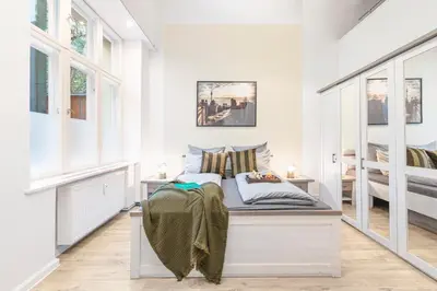 Ein Bett oder Betten in einem Zimmer der Unterkunft The Goethe Group Loft, 2 BR, 2 bath rooms, one living room, family friendly, 2-5 Guests