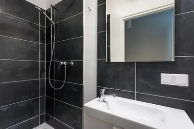 Ein Badezimmer in der Unterkunft The Goethe Group Loft, 2 BR, 2 bath rooms, one living room, family friendly, 2-5 Guests
