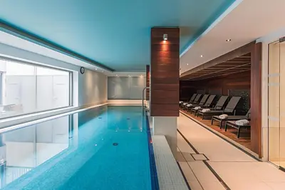 Der Swimmingpool an oder in der Nähe von Pestana Berlin Tiergarten