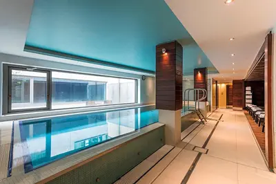 Der Swimmingpool an oder in der Nähe von Pestana Berlin Tiergarten