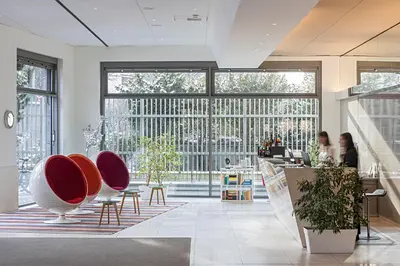 Ein Sitzbereich in der Unterkunft Pestana Berlin Tiergarten