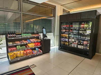 Ein Supermarkt oder andere Läden im Hotel oder in der Nähe