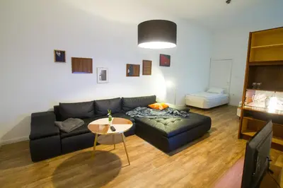 Ein Sitzbereich in der Unterkunft Friedrichshain Group Basecamp 10 Guests