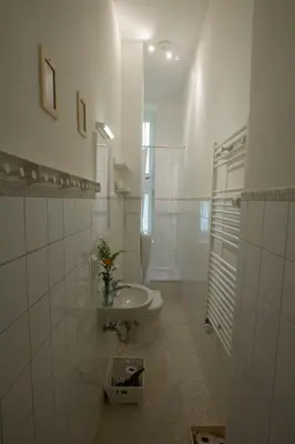 Ein Badezimmer in der Unterkunft Friedrichshain Group Basecamp 10 Guests
