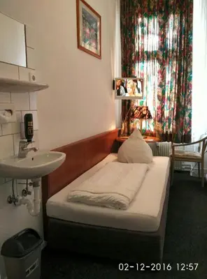 Ein Bett oder Betten in einem Zimmer der Unterkunft Hotel-Pension Adamshof