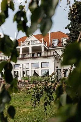 Ein Garten an der Unterkunft DAS SCHMÖCKWITZ