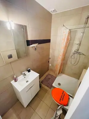 Ein Badezimmer in der Unterkunft Nice City Apartment