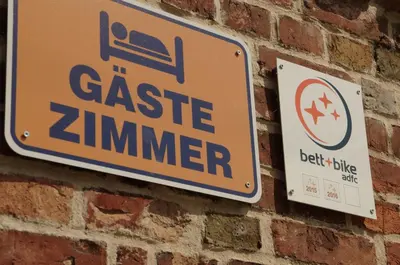 Ein Zertifikat, Auszeichnung, Logo oder anderes Dokument, das in der Unterkunft Stützpunkt Trebitz - Gästezimmer am Europaradweg R1 ausgestellt ist