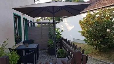 Ein Garten an der Unterkunft Zimmer am Schwielowsee