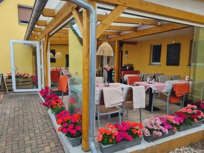Ein Restaurant oder anderes Speiselokal in der Unterkunft Gasthaus Zur Hecke