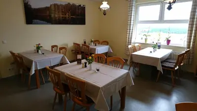 Ein Restaurant oder anderes Speiselokal in der Unterkunft Gasthaus Zur Hecke