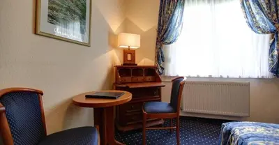 Ein Sitzbereich in der Unterkunft Garni-Hotel Kranich