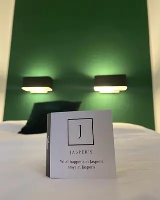 Ein Bett oder Betten in einem Zimmer der Unterkunft Jaspers Boutique Rooms