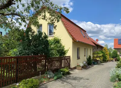 Das Gebäude in dem sich das Ferienhaus befindet