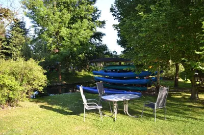 Ein Garten an der Unterkunft Beim Kahnfährmann