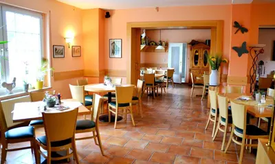 Ein Restaurant oder anderes Speiselokal in der Unterkunft Restaurant & Hotel Storchenklause