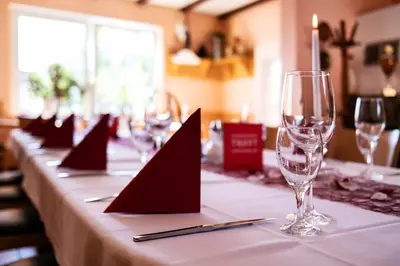 Ein Restaurant oder anderes Speiselokal in der Unterkunft Restaurant & Hotel Storchenklause