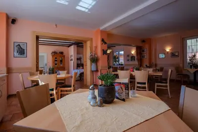 Ein Restaurant oder anderes Speiselokal in der Unterkunft Restaurant & Hotel Storchenklause
