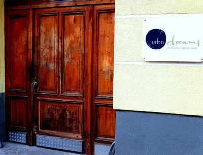 Eine Fassade oder ein Eingang zu Urbn Dreams