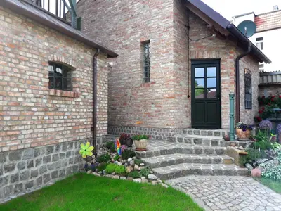 Das Gebäude in dem sich das Ferienhaus befindet