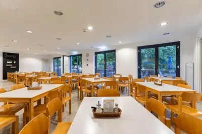 Ein Restaurant oder anderes Speiselokal in der Unterkunft Jugendherberge Potsdam