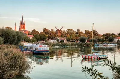 Blick auf einen Fluss in der Nähe des Hotels