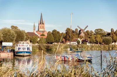 Blick auf einen Fluss in der Nähe des Hotels