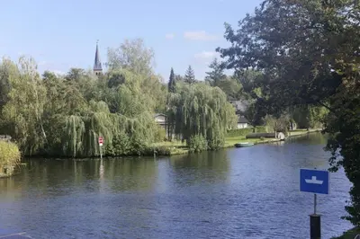 Blick auf einen Fluss in der Nähe des Hotels