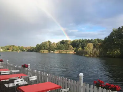 Blick auf einen Fluss in der Nähe des Hotels