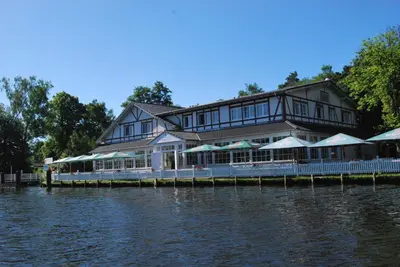 Blick auf einen Fluss in der Nähe des Hotels