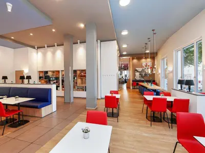 Ein Restaurant oder anderes Speiselokal in der Unterkunft B&B Hotel Berlin-Charlottenburg