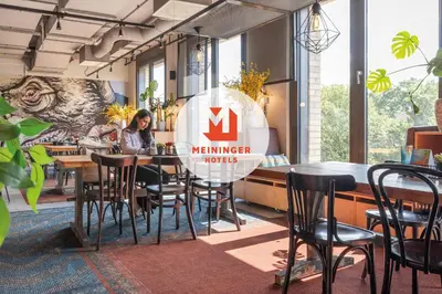 Ein Restaurant oder anderes Speiselokal in der Unterkunft MEININGER Hotel Berlin Tiergarten