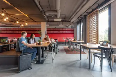 Ein Restaurant oder anderes Speiselokal in der Unterkunft MEININGER Hotel Berlin Tiergarten