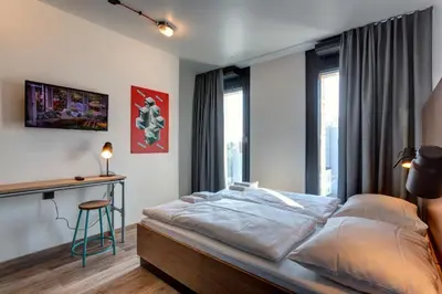 Ein Bett oder Betten in einem Zimmer der Unterkunft MEININGER Hotel Berlin Tiergarten