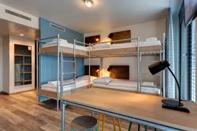 Ein Bett oder Betten in einem Zimmer der Unterkunft MEININGER Hotel Berlin Tiergarten