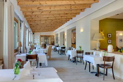 Ein Restaurant oder anderes Speiselokal in der Unterkunft Hotel Strandhaus - Boutique Resort & Spa