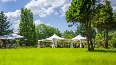 Ein Garten an der Unterkunft Seepark Hotel am Wandlitzsee
