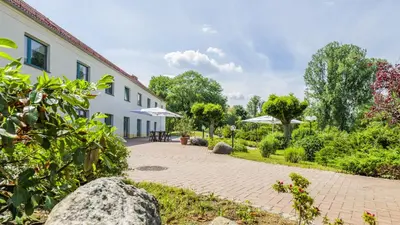 Ein Garten an der Unterkunft Seepark Hotel am Wandlitzsee