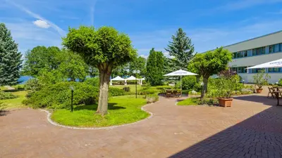 Ein Garten an der Unterkunft Seepark Hotel am Wandlitzsee