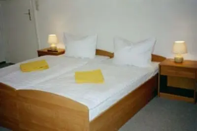 Ein Bett oder Betten in einem Zimmer der Unterkunft Pension Wedding