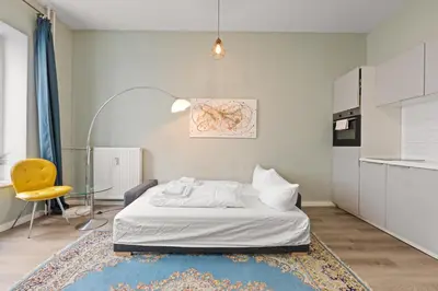 Ein Bett oder Betten in einem Zimmer der Unterkunft primeflats - Apartment Langhans Berlin-Weißensee