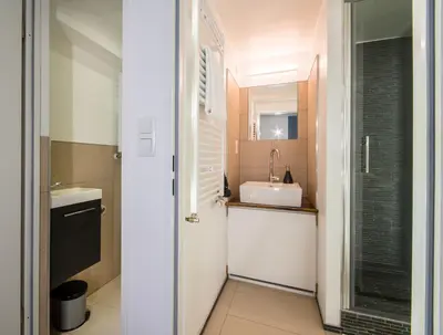 Ein Badezimmer in der Unterkunft Quiet Courtyard Apartment (KB6)
