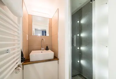Ein Badezimmer in der Unterkunft Quiet Courtyard Apartment (KB6)