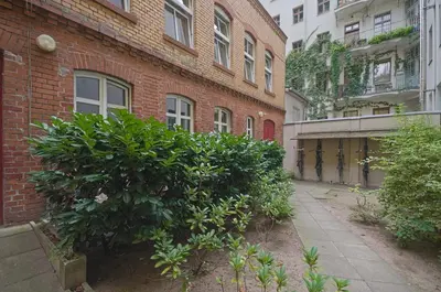 Ein Garten an der Unterkunft Quiet Courtyard Apartment (KB6)